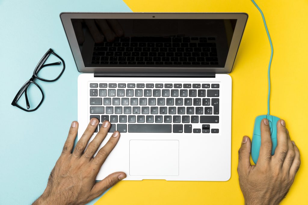 vue-de-dessus-ordinateur-portable-sur-fond-colore