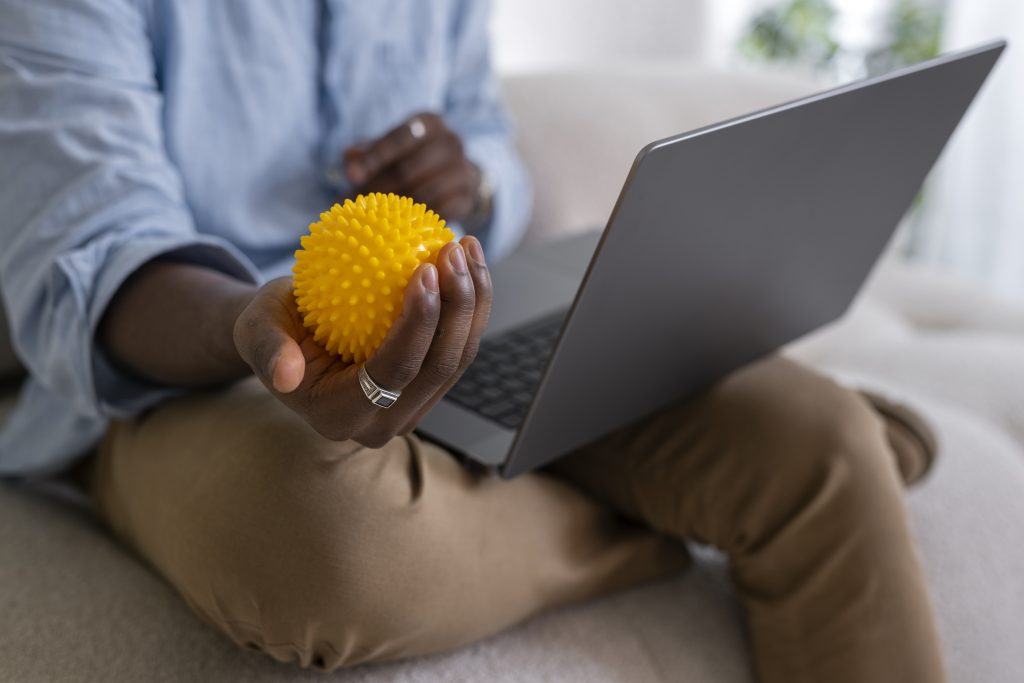 homme-grand-angle-qui-s-etend-a-la-maison